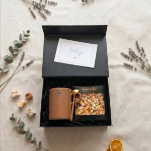 Dárkový box Warm Harmony s keramickým hrnkem, zlatavou lžičkou a ořechovou hořkou čokoládou Green Touch v černé magnetické krabici