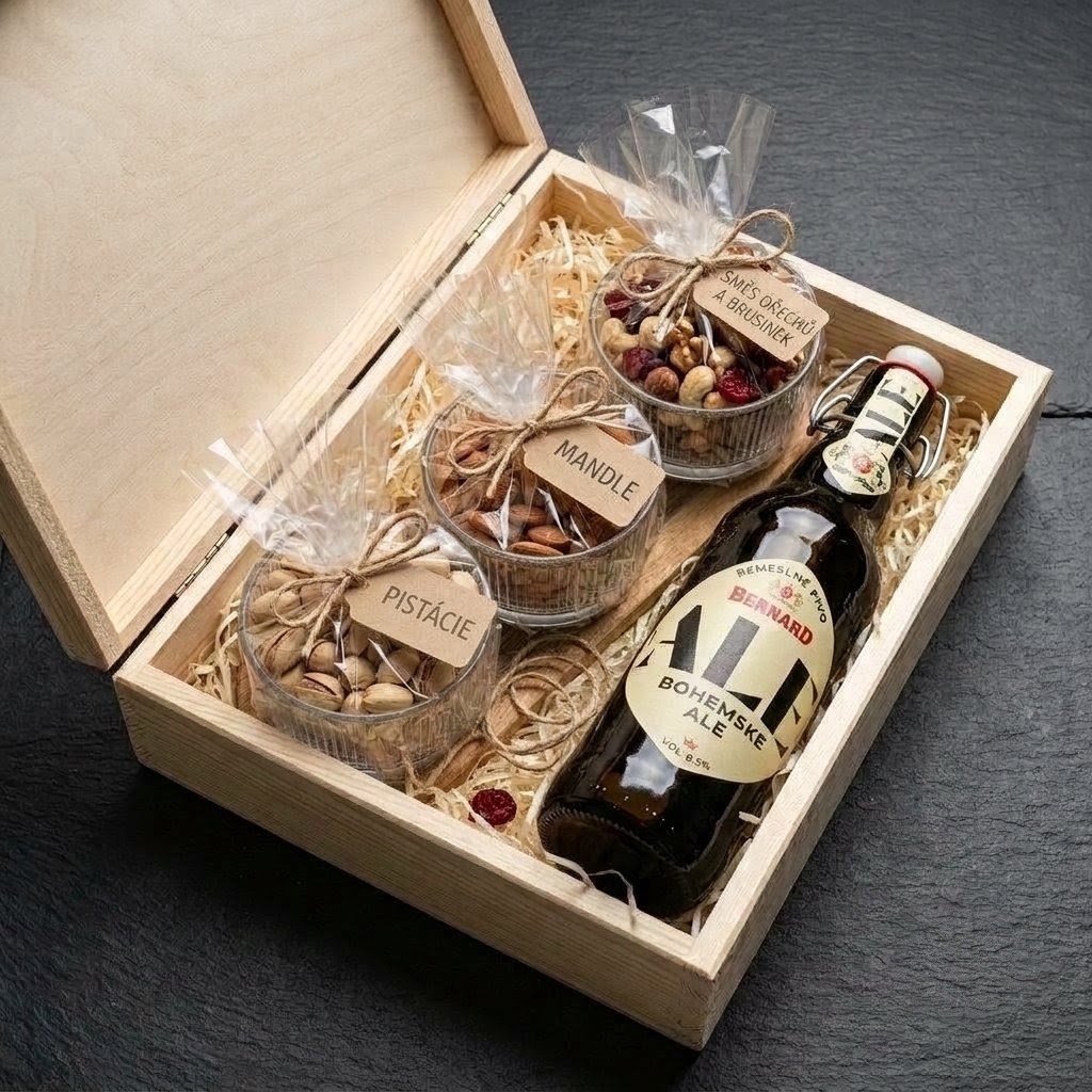 Dárkový box s pivem Bernard Bohemian Ale a ořechy ve skleněných miskách v dřevěné kazetě